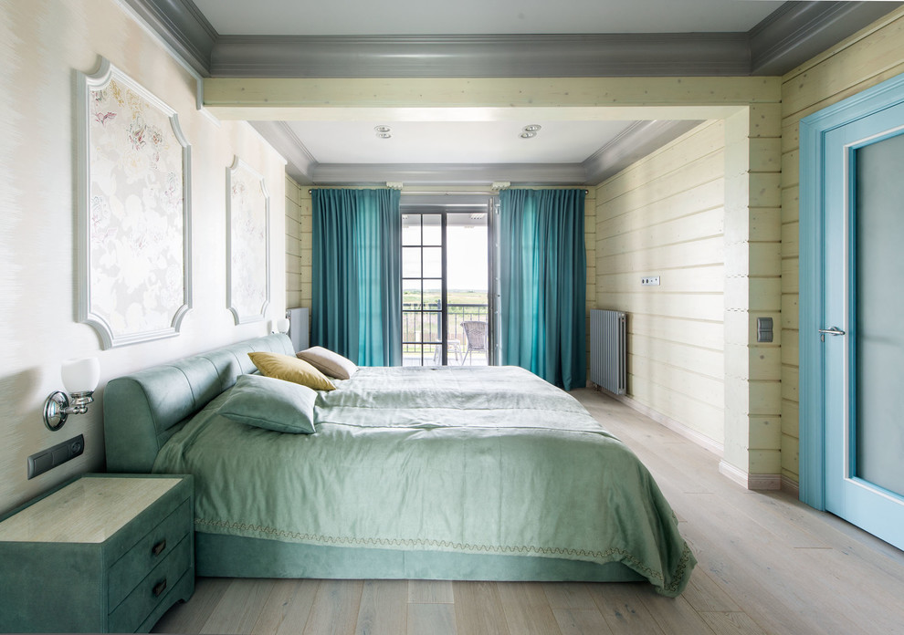 Mittelgroßes Stilmix Hauptschlafzimmer ohne Kamin mit gelber Wandfarbe und hellem Holzboden