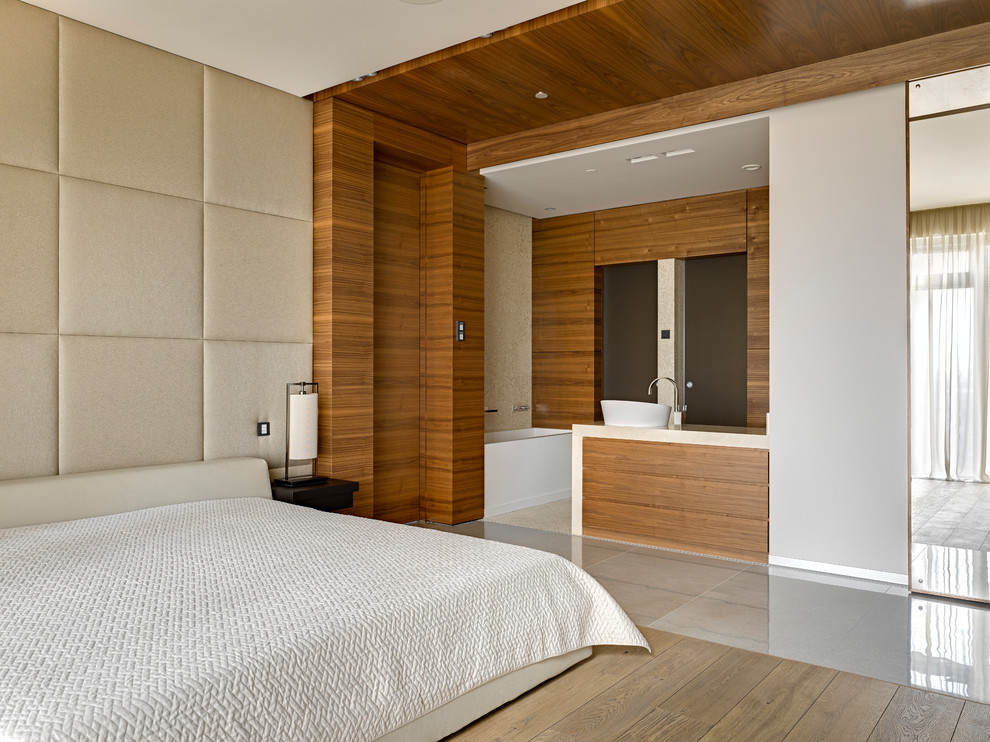 Свежая идея для дизайна: спальня в современном стиле с коричневыми стенами - отличное фото интерьера