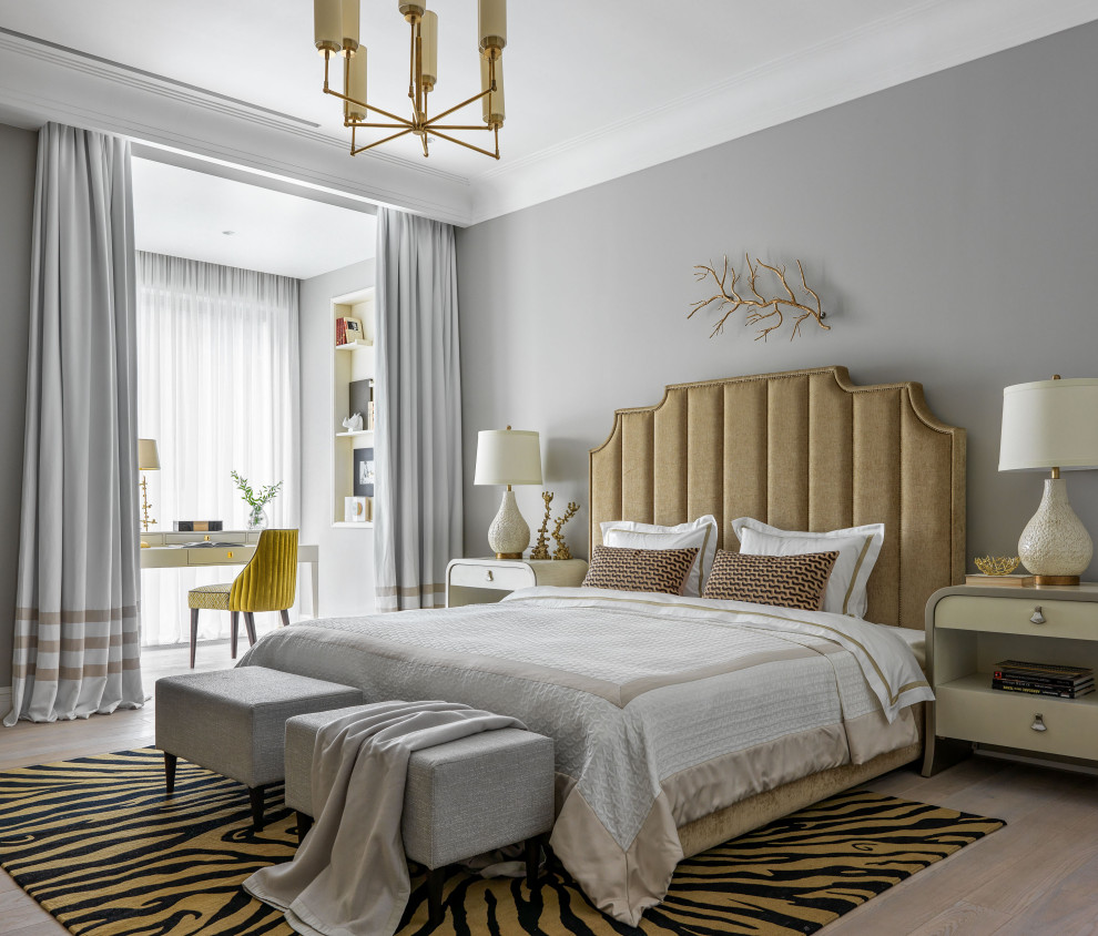 Идея дизайна: большая хозяйская спальня в стиле неоклассика (современная классика) с серыми стенами, светлым паркетным полом, бежевым полом и кроватью в нише