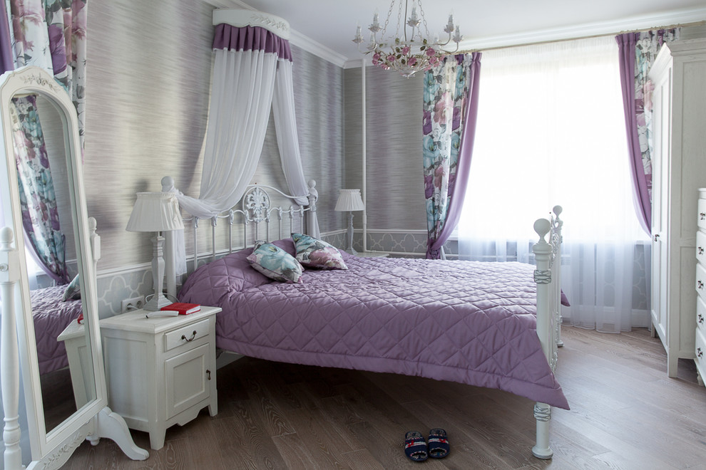 Diseño de dormitorio actual con paredes grises y suelo de madera en tonos medios