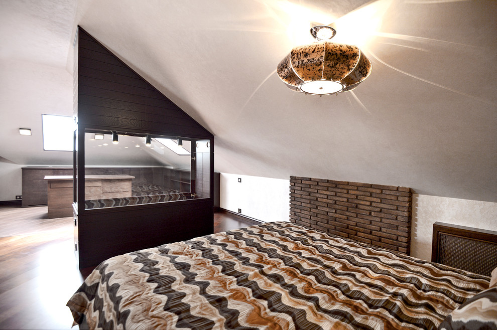 Источник вдохновения для домашнего уюта: большая хозяйская спальня в стиле фьюжн с бежевыми стенами, паркетным полом среднего тона и коричневым полом
