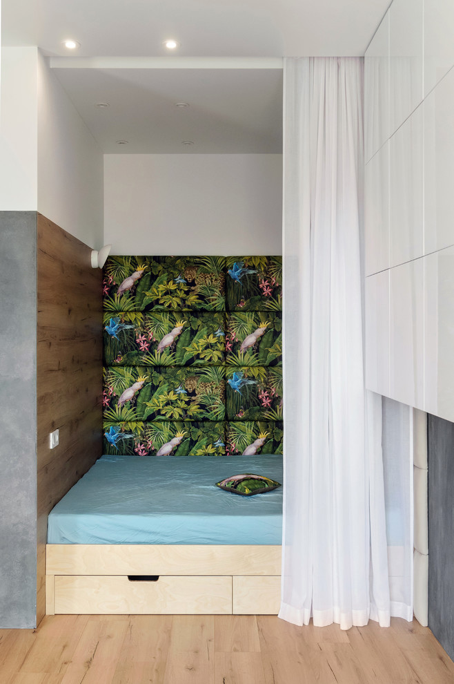 Diseño de dormitorio urbano de tamaño medio con paredes multicolor, suelo de madera clara y suelo beige