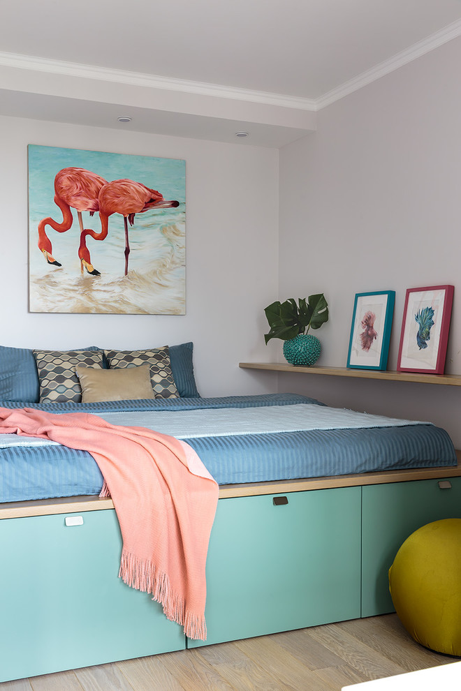 Diseño de dormitorio contemporáneo pequeño con paredes grises, suelo de madera clara y suelo beige