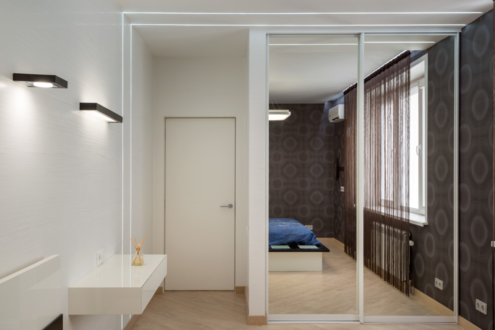 Свежая идея для дизайна: маленькая хозяйская спальня в современном стиле с белыми стенами и светлым паркетным полом для на участке и в саду - отличное фото интерьера