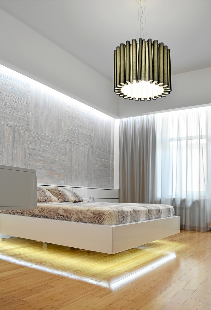 Источник вдохновения для домашнего уюта: большая хозяйская спальня в современном стиле с белыми стенами, полом из бамбука и оранжевым полом