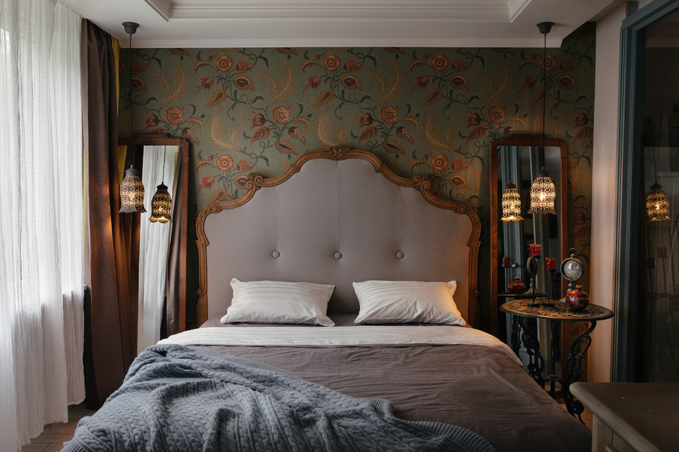 サンクトペテルブルクにある中くらいなシャビーシック調のおしゃれな主寝室 (マルチカラーの壁、塗装フローリング、白い床)