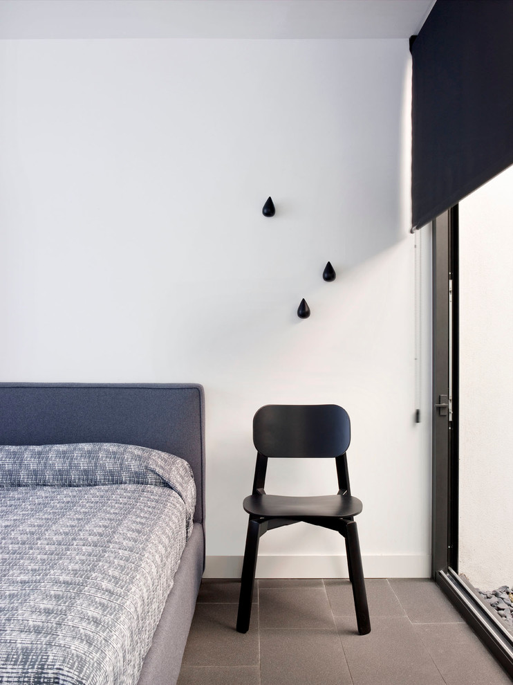 Источник вдохновения для домашнего уюта: гостевая спальня среднего размера, (комната для гостей) в современном стиле с белыми стенами, полом из керамогранита и серым полом
