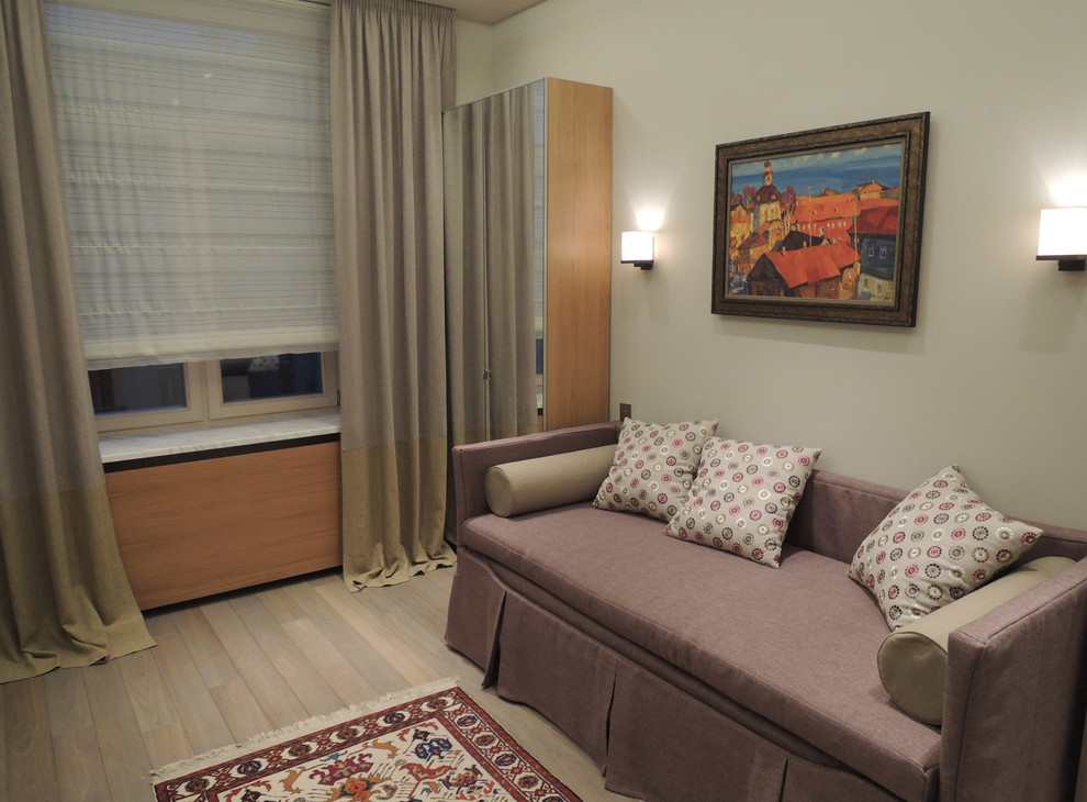 Imagen de habitación de invitados tradicional renovada pequeña sin chimenea con paredes grises, suelo de madera en tonos medios y suelo gris