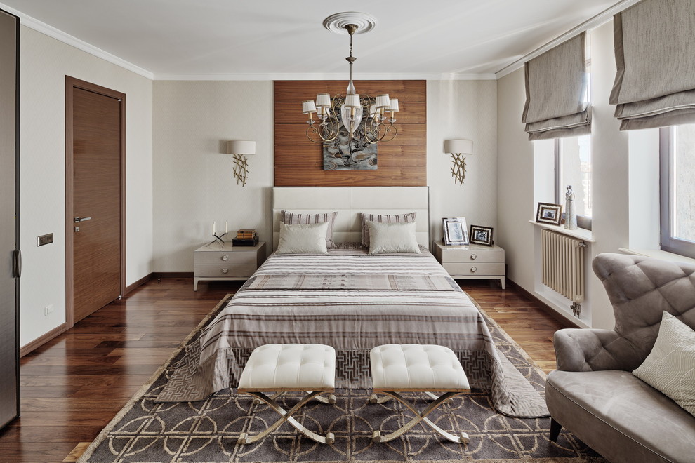 Cette image montre une chambre parentale design avec un mur gris et un sol en bois brun.