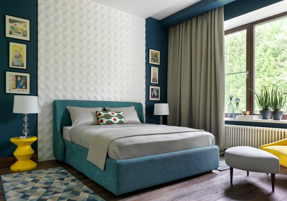 Bild på ett funkis sovrum, med blå väggar och mörkt trägolv