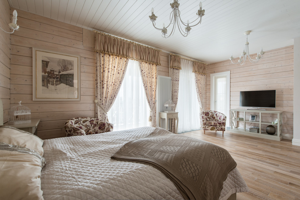 Idée de décoration pour une chambre d'amis champêtre avec un mur beige et parquet clair.