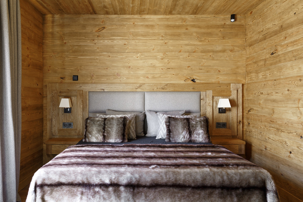 Свежая идея для дизайна: хозяйская спальня в стиле рустика без камина - отличное фото интерьера