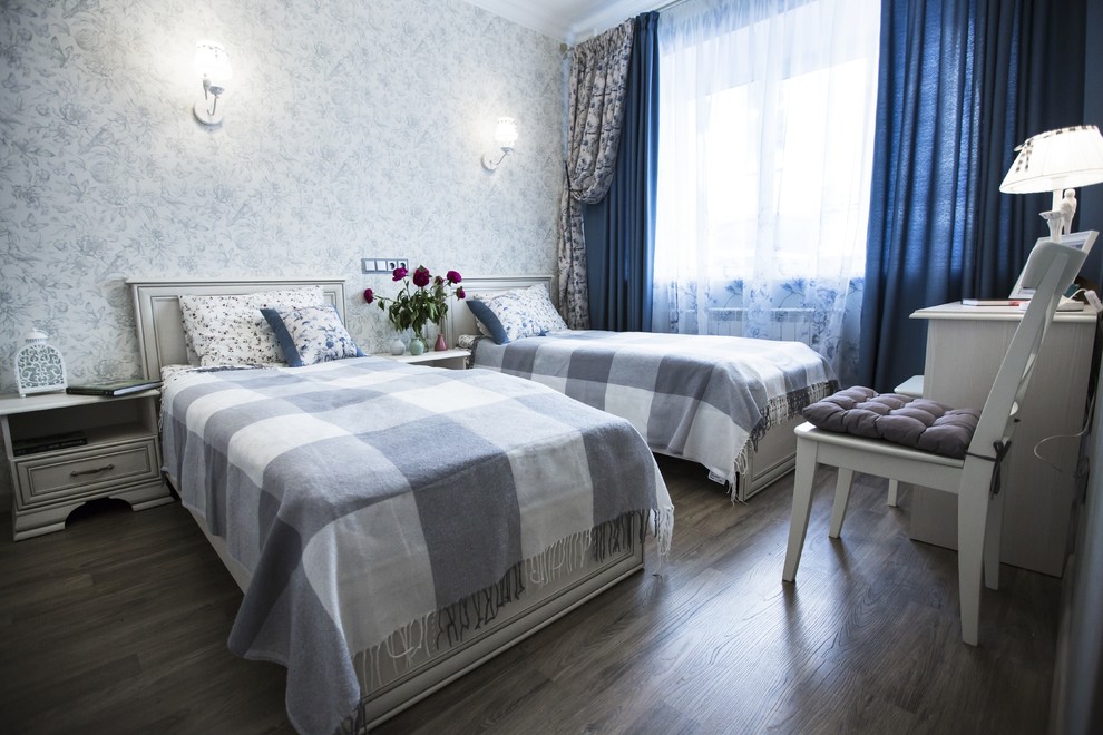 Идея дизайна: маленькая гостевая спальня (комната для гостей) с серыми стенами, полом из ламината, коричневым полом и синими шторами для на участке и в саду