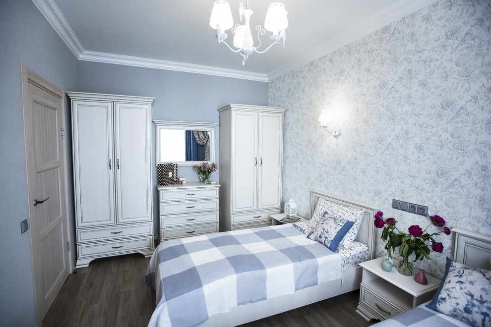 Пример оригинального дизайна: маленькая гостевая спальня (комната для гостей) с серыми стенами, полом из ламината и коричневым полом для на участке и в саду