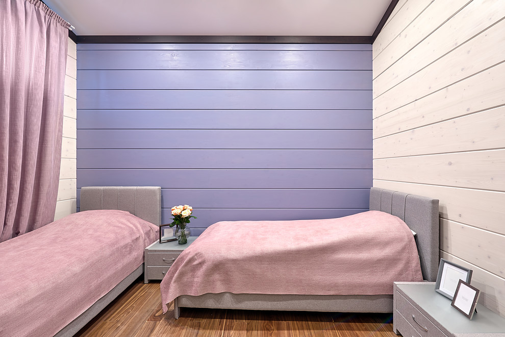 На фото: гостевая спальня среднего размера, (комната для гостей) в современном стиле с разноцветными стенами, паркетным полом среднего тона и коричневым полом