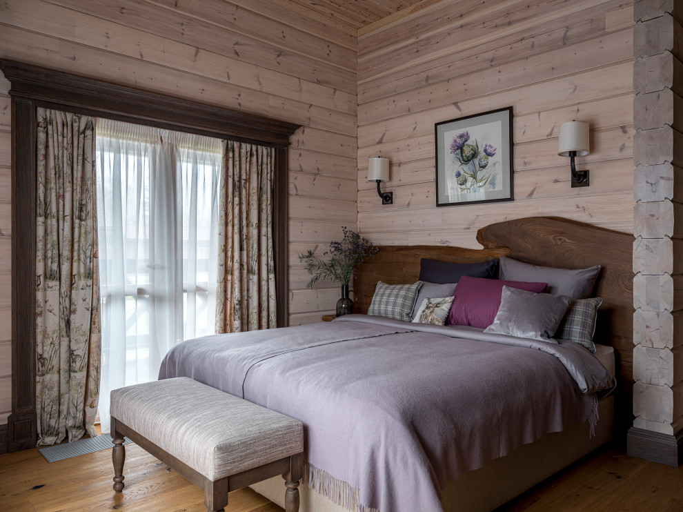 Пример оригинального дизайна: спальня в стиле кантри с бежевыми стенами, паркетным полом среднего тона, коричневым полом, деревянным потолком и деревянными стенами
