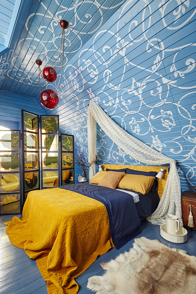 Свежая идея для дизайна: хозяйская спальня в стиле фьюжн с синими стенами, деревянным полом и синим полом - отличное фото интерьера