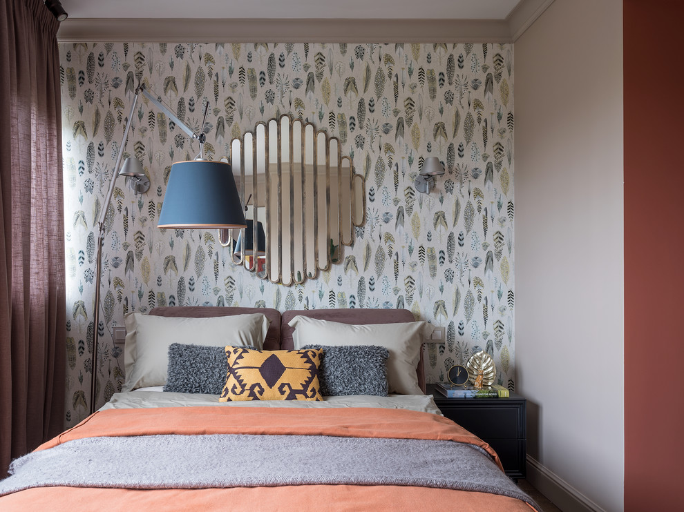 Источник вдохновения для домашнего уюта: хозяйская спальня в современном стиле с разноцветными стенами