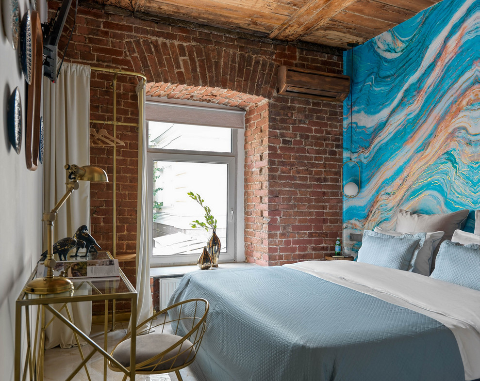 Идея дизайна: спальня в стиле лофт с разноцветными стенами и серым полом