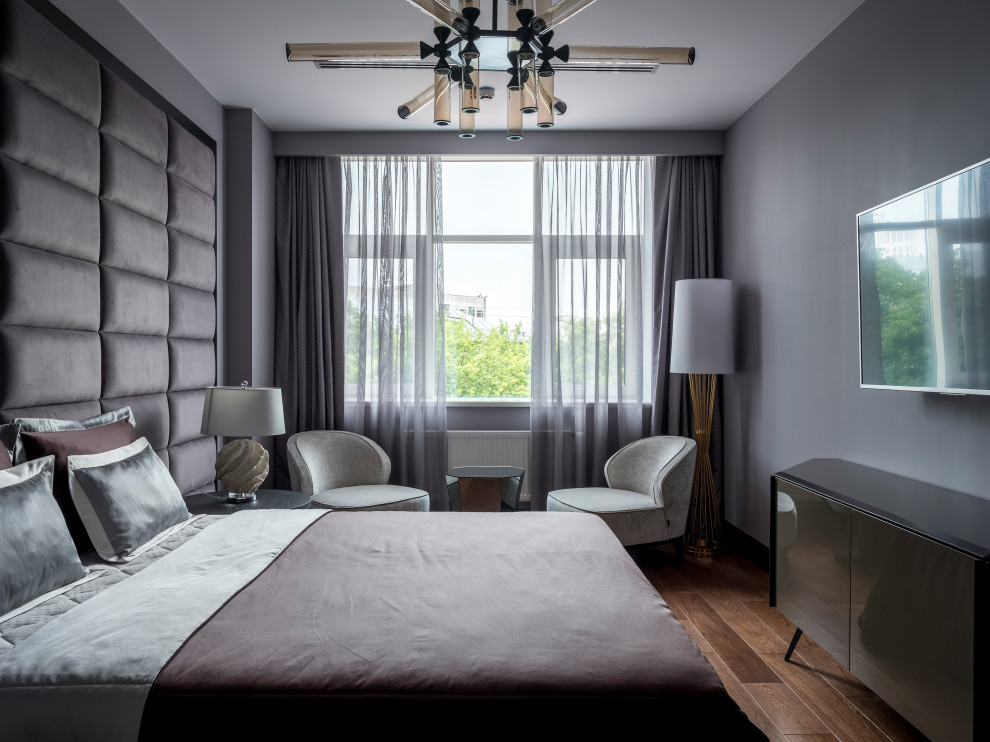 Foto de dormitorio principal actual de tamaño medio con paredes grises, suelo de madera en tonos medios y suelo marrón