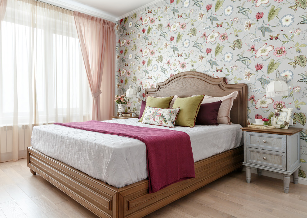 На фото: хозяйская спальня в стиле неоклассика (современная классика) с разноцветными стенами, светлым паркетным полом и бежевым полом с