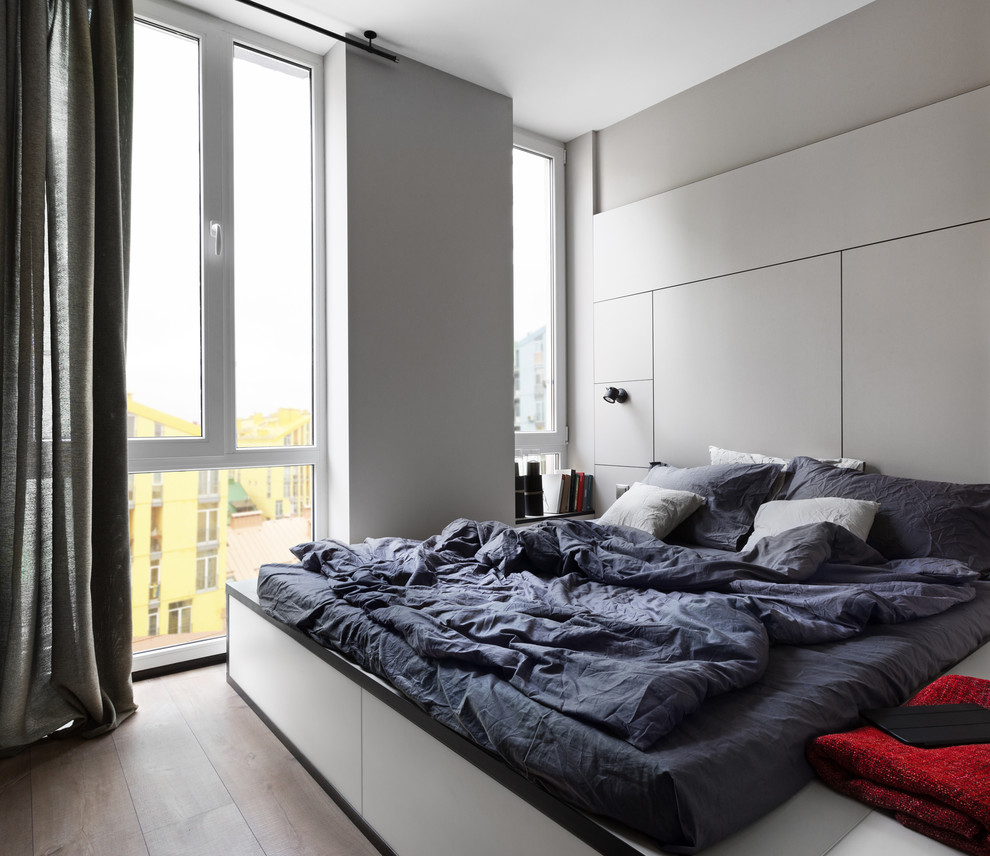 Стильный дизайн: маленькая хозяйская спальня в современном стиле с серыми стенами для на участке и в саду - последний тренд