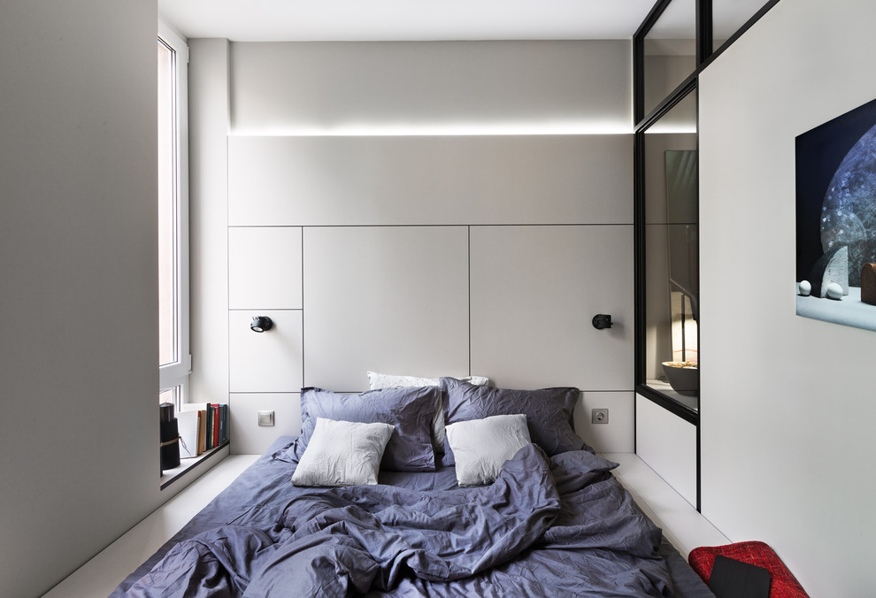 Cette image montre une petite chambre parentale design avec un mur gris.