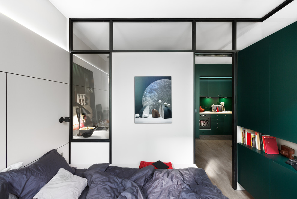 Стильный дизайн: маленькая хозяйская спальня в современном стиле с разноцветными стенами для на участке и в саду - последний тренд