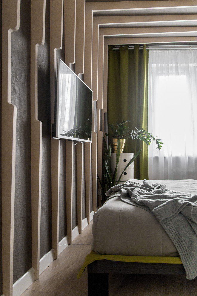 Пример оригинального дизайна: маленькая хозяйская спальня в скандинавском стиле с светлым паркетным полом, серыми стенами и телевизором без камина для на участке и в саду