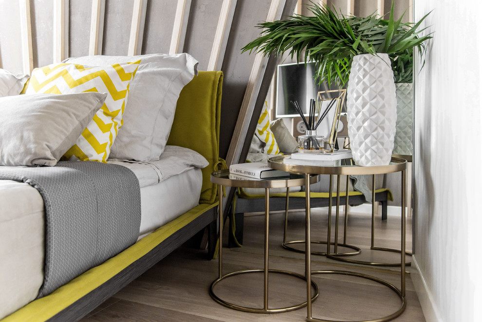 Kleines Modernes Hauptschlafzimmer mit brauner Wandfarbe und hellem Holzboden in Moskau