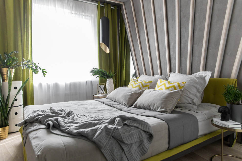 Kleines Nordisches Hauptschlafzimmer ohne Kamin mit hellem Holzboden und grauer Wandfarbe in Moskau