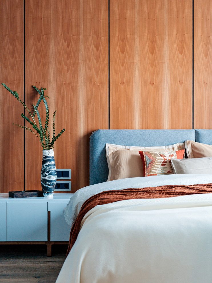 Идея дизайна: хозяйская спальня в современном стиле с коричневыми стенами и кроватью в нише