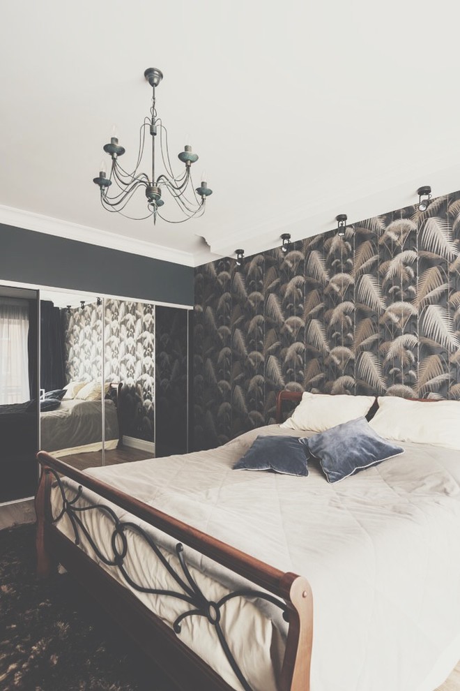 Foto di una camera da letto classica con pareti marroni
