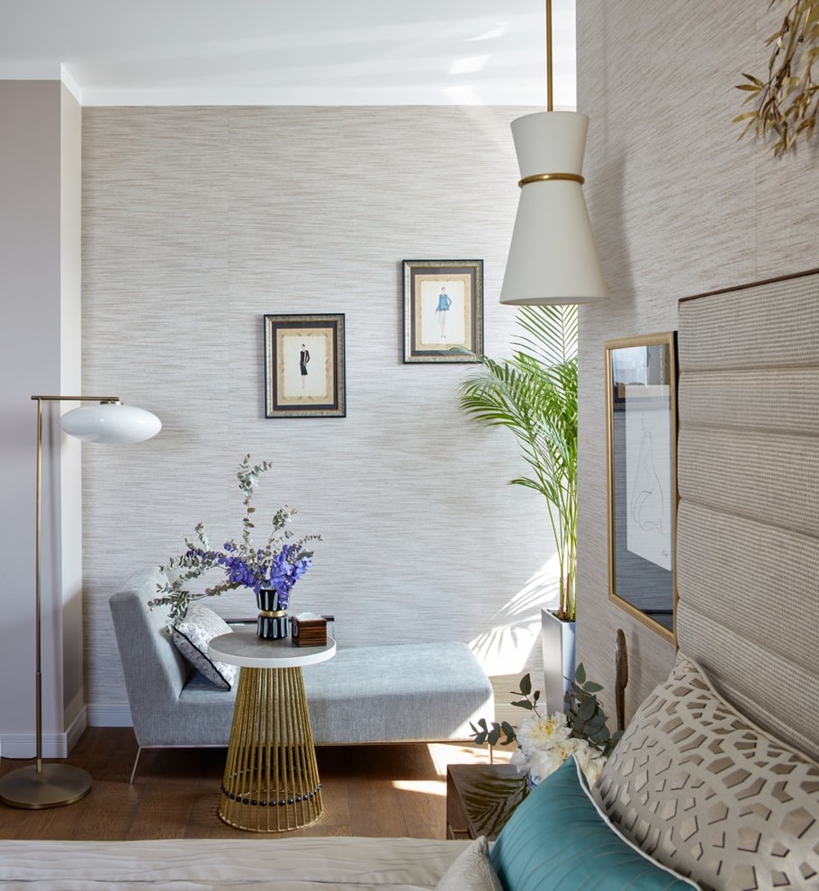 Exemple d'une chambre tendance avec un sol en bois brun et un mur beige.