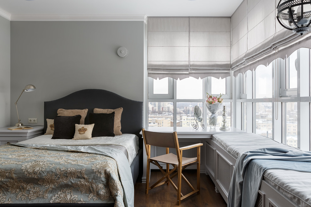 Klassisches Schlafzimmer mit grauer Wandfarbe, braunem Holzboden und braunem Boden in Sankt Petersburg