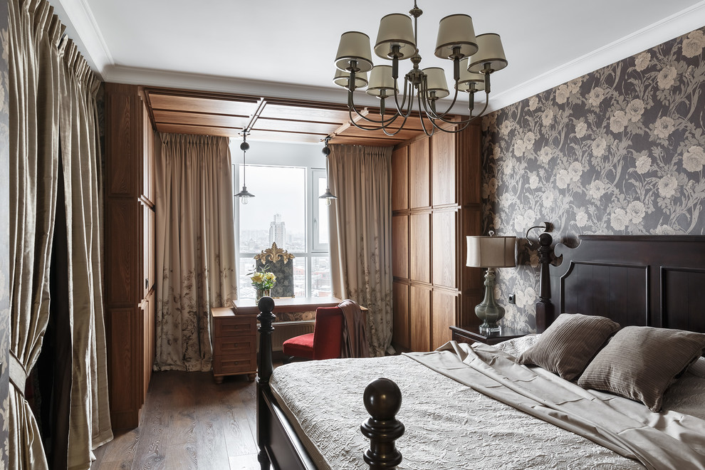 サンクトペテルブルクにあるトランジショナルスタイルのおしゃれな主寝室 (黒い壁、無垢フローリング、茶色い床、照明、グレーとブラウン)
