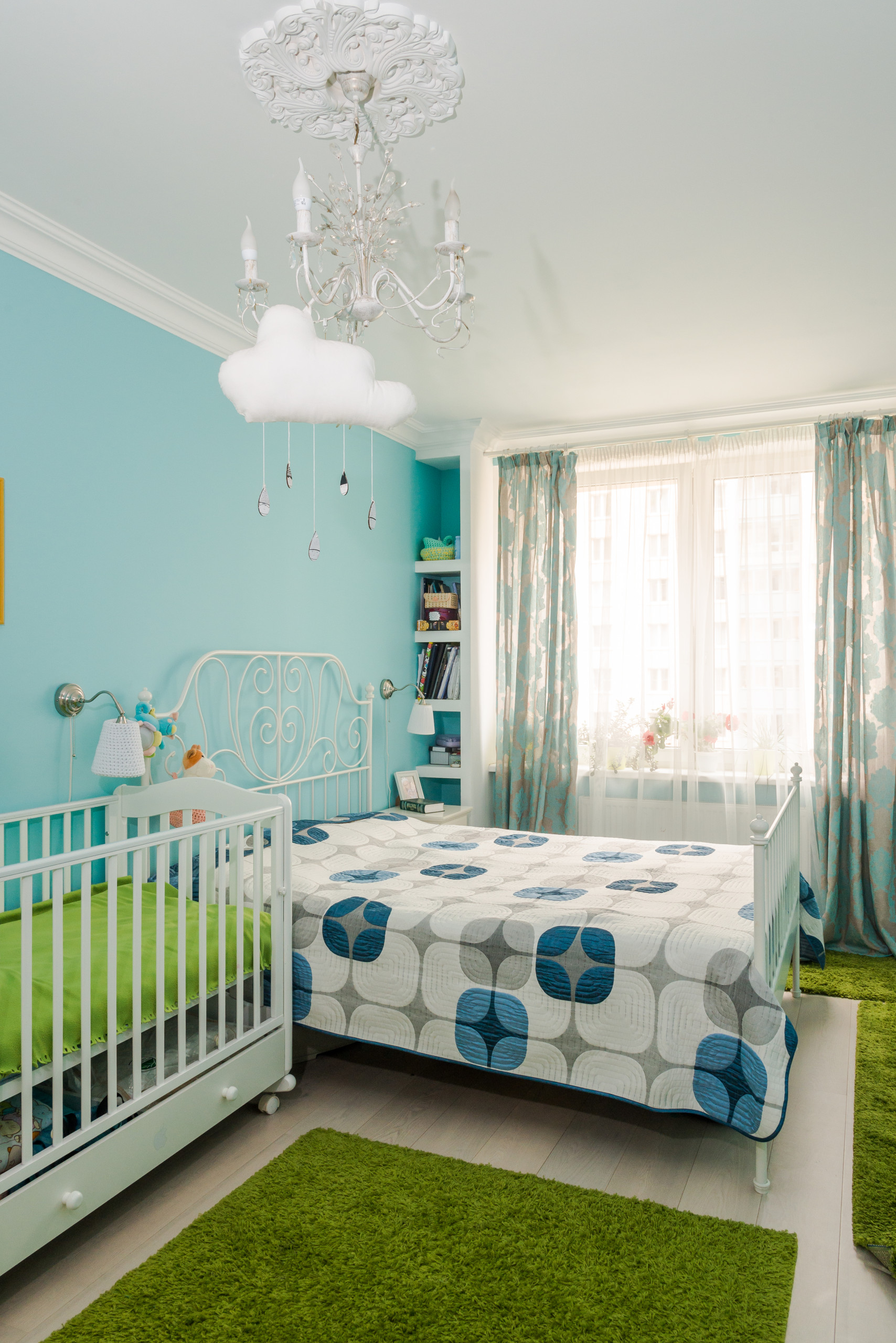 интерьер спальни и детской кровати