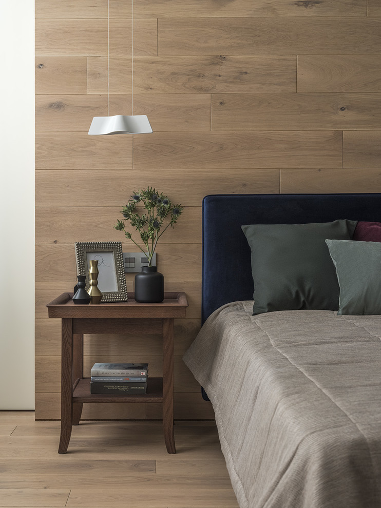 Modernes Schlafzimmer mit beiger Wandfarbe, hellem Holzboden und beigem Boden in Moskau