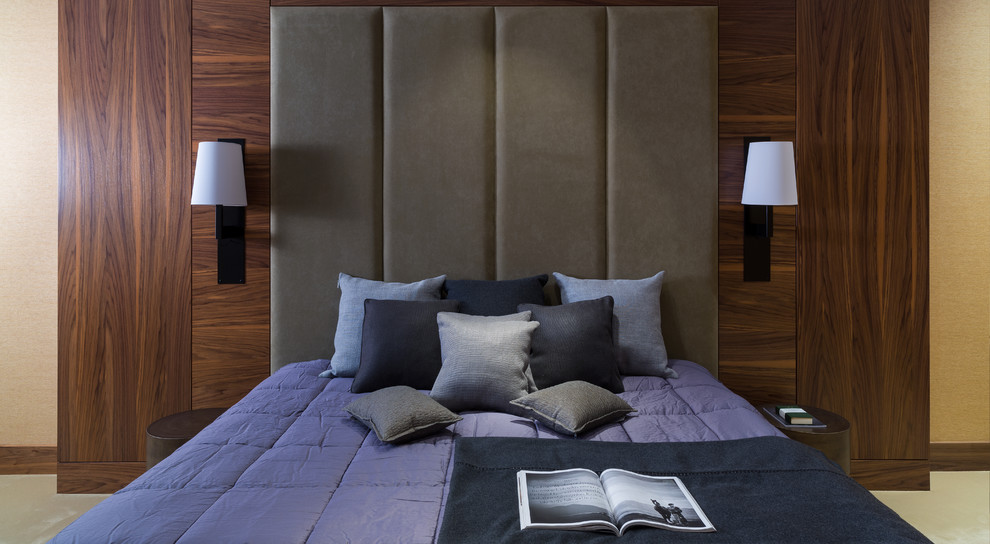 На фото: большая хозяйская спальня в современном стиле с бежевыми стенами и ковровым покрытием с