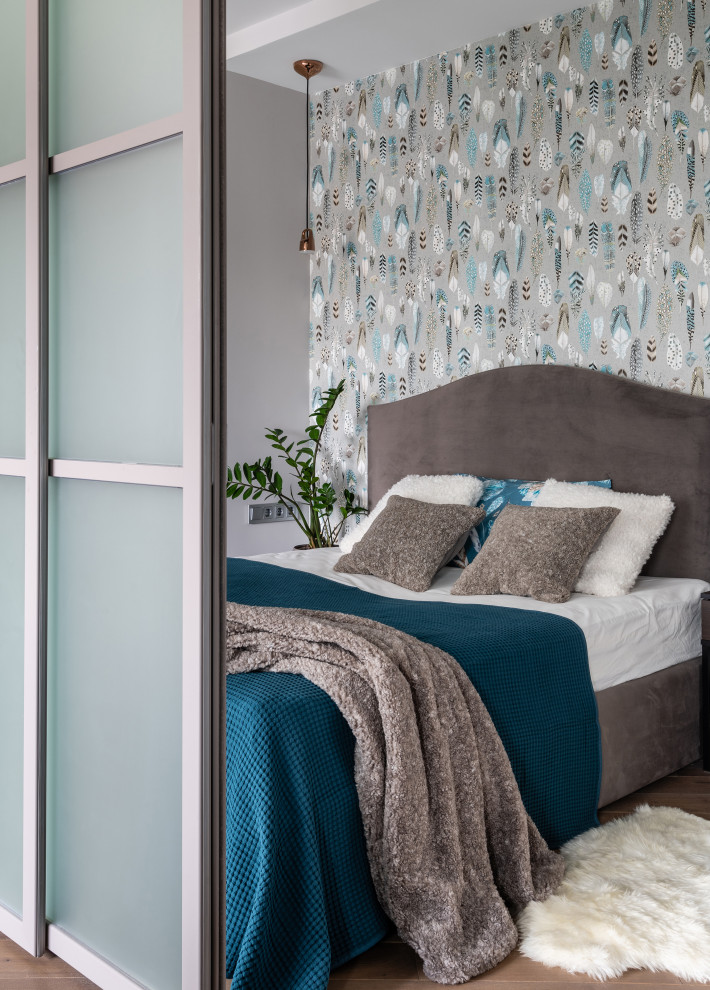 Стильный дизайн: хозяйская спальня среднего размера в современном стиле с серыми стенами, коричневым полом, обоями на стенах и акцентной стеной - последний тренд