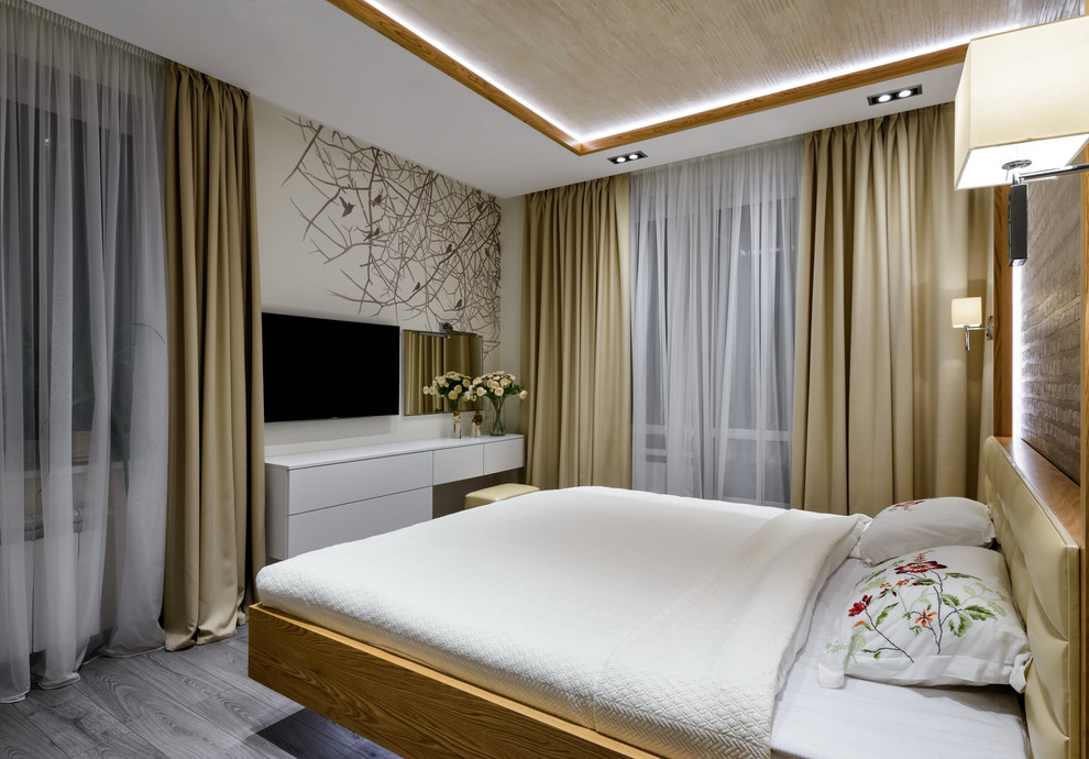 Стильный дизайн: хозяйская спальня в современном стиле с бежевыми стенами, светлым паркетным полом и телевизором - последний тренд
