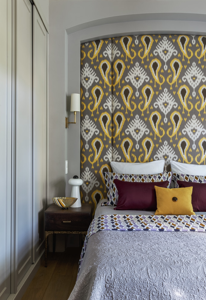Foto de dormitorio principal clásico renovado con paredes grises, suelo de madera en tonos medios y suelo marrón