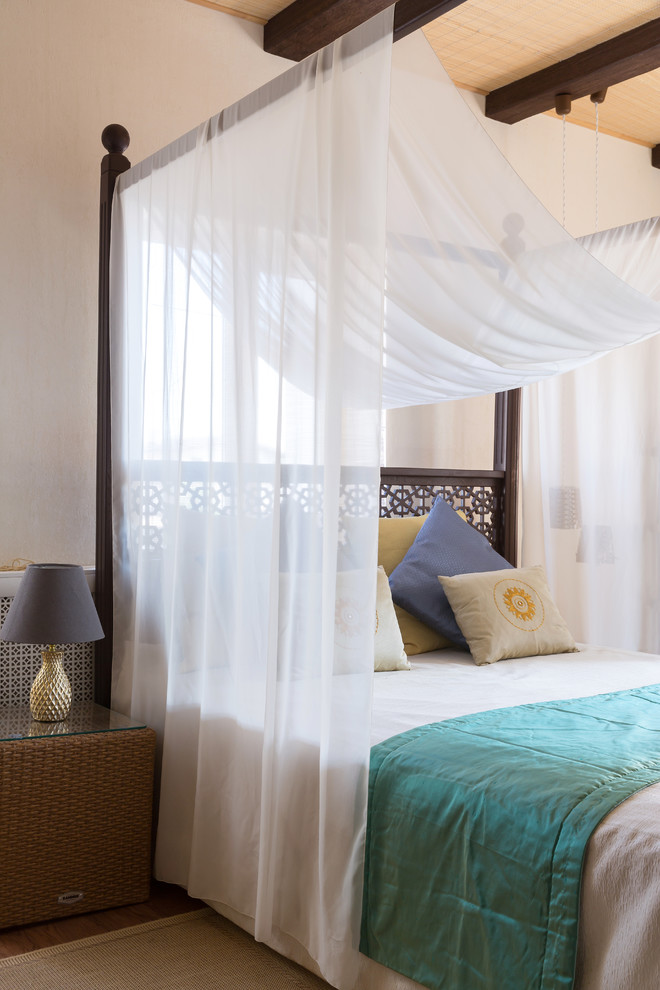 Свежая идея для дизайна: хозяйская спальня в морском стиле с белыми стенами и тюлем - отличное фото интерьера