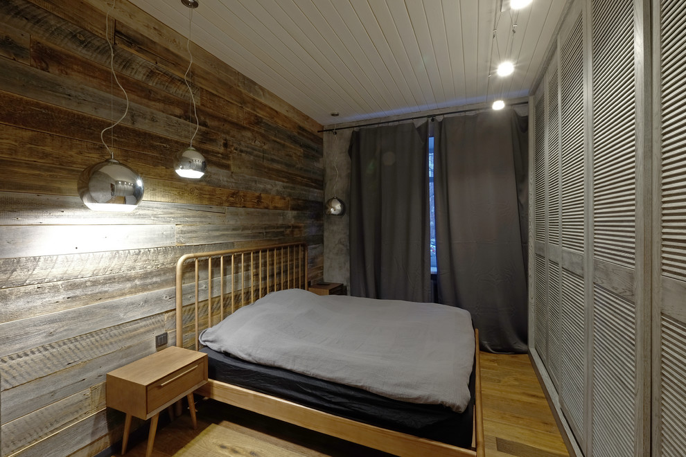 Свежая идея для дизайна: маленькая хозяйская спальня в стиле лофт с серыми стенами, паркетным полом среднего тона и оранжевым полом без камина для на участке и в саду - отличное фото интерьера