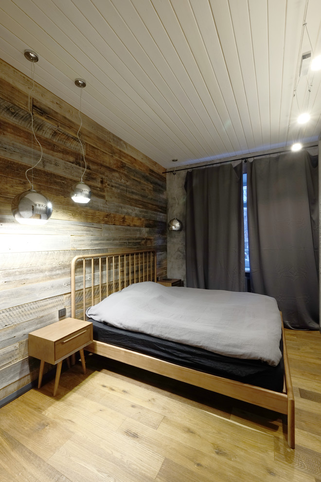 Foto de dormitorio principal urbano pequeño sin chimenea con paredes grises, suelo de madera en tonos medios y suelo naranja