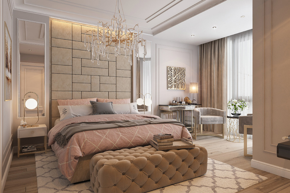 Пример оригинального дизайна: большая хозяйская спальня в стиле неоклассика (современная классика) с светлым паркетным полом, розовыми стенами и бежевым полом без камина