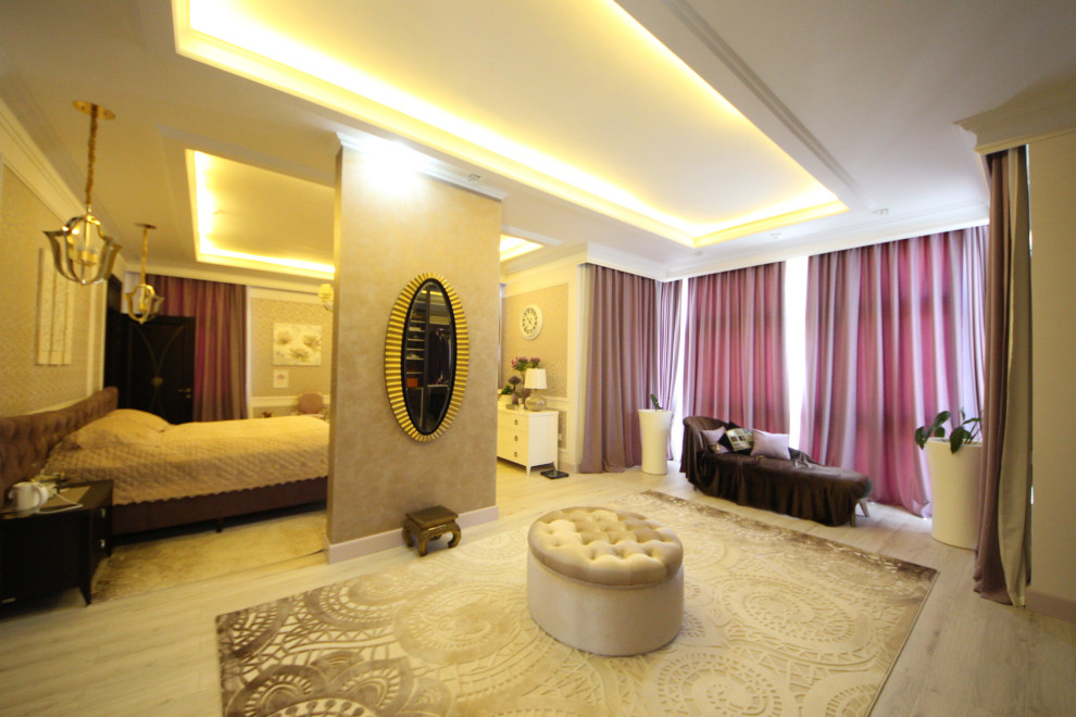 Großes Eklektisches Hauptschlafzimmer mit lila Wandfarbe, braunem Holzboden, Gaskamin, Kaminumrandung aus Stein, beigem Boden, eingelassener Decke und Tapetenwänden in Moskau