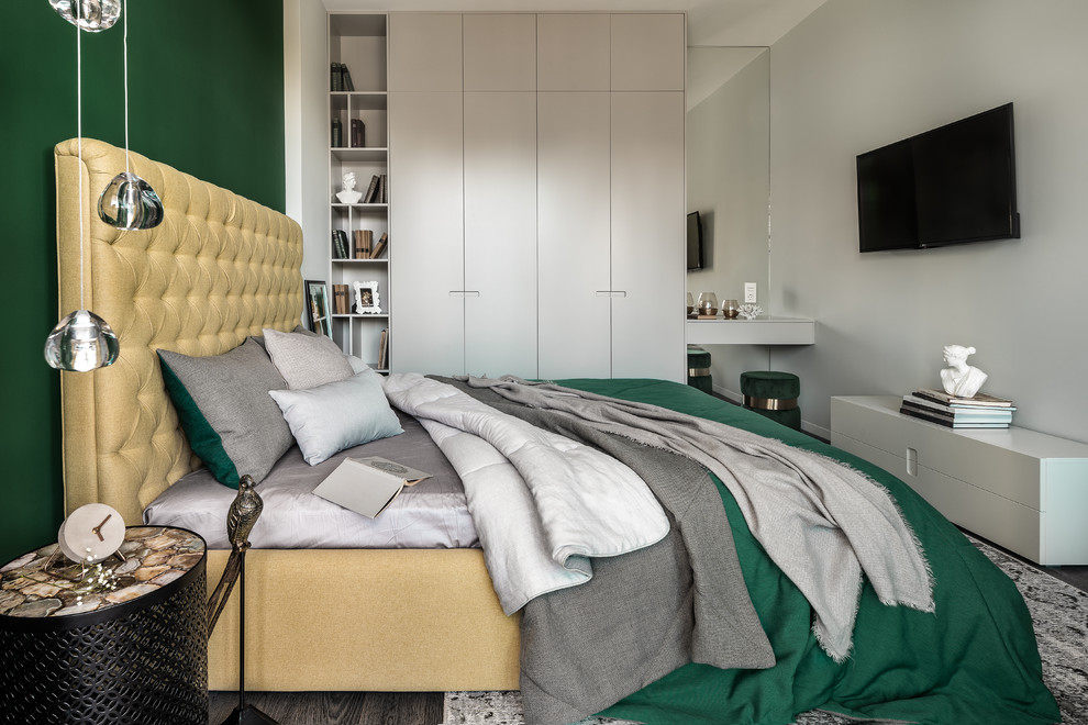 На фото: хозяйская спальня в современном стиле с зелеными стенами