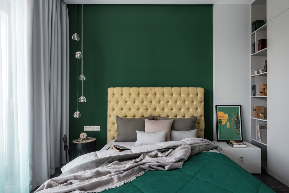 Пример оригинального дизайна: хозяйская спальня в современном стиле с зелеными стенами