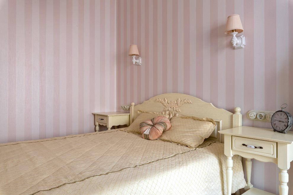 Idée de décoration pour une petite chambre champêtre avec un mur gris et parquet peint.